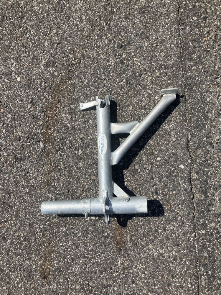 連結ピン付きブラケット